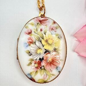 Vintage Floral Locket Necklace Gold Tone Cottagecore Shabby Chic Grannycore 70s